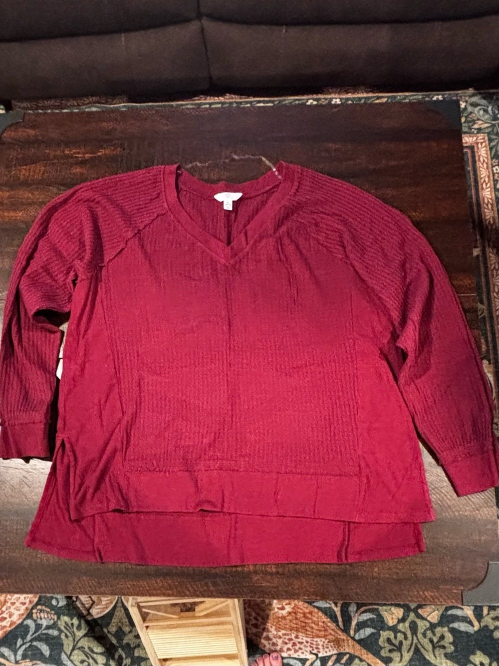 Time and Tru V-Neck Ribbed Knit Top in Deep Red